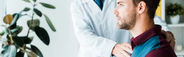 Panoráma Lövés Orvos Fehér Kabát Megható Jóképű Beteg — Stock Fotó