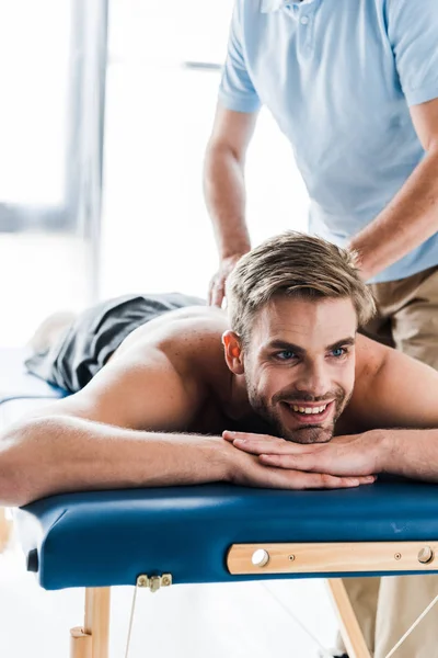 Vista Recortada Del Médico Haciendo Masaje Paciente Feliz Mesa Masaje — Foto de Stock