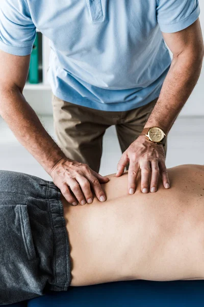 Visão Cortada Médico Fazendo Massagem Para Paciente Sem Camisa — Fotografia de Stock