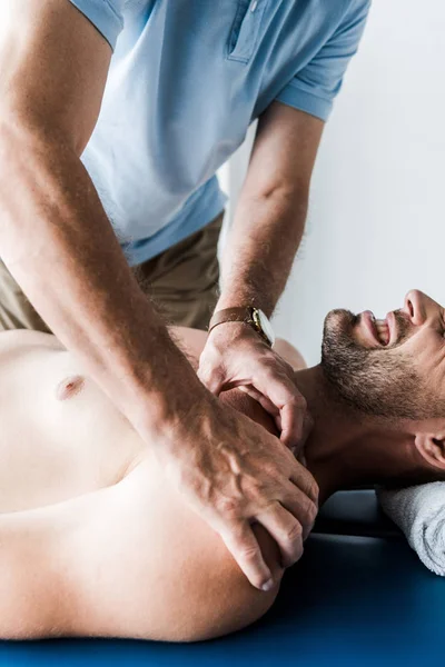 Visão Cortada Quiroprático Fazendo Massagem Homem Com Olhos Fechados Sofrendo — Fotografia de Stock