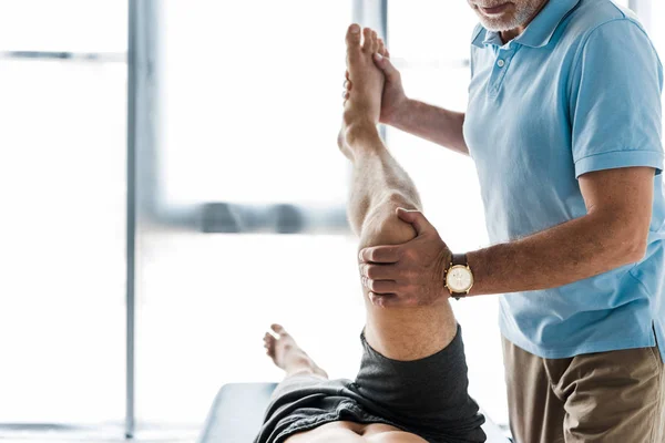 Vista Ritagliata Del Paziente Che Lavora Vicino Medico Barbuto Clinica — Foto Stock