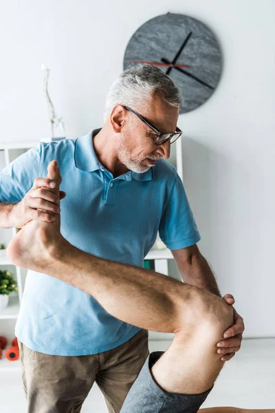 Cropped View Patient Working Out Doctor Glasses — Stock Photo, Image