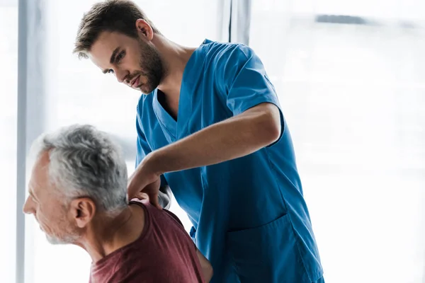 Selectieve Focus Van Knappe Dokter Aanraken Van Schouder Van Mens — Stockfoto