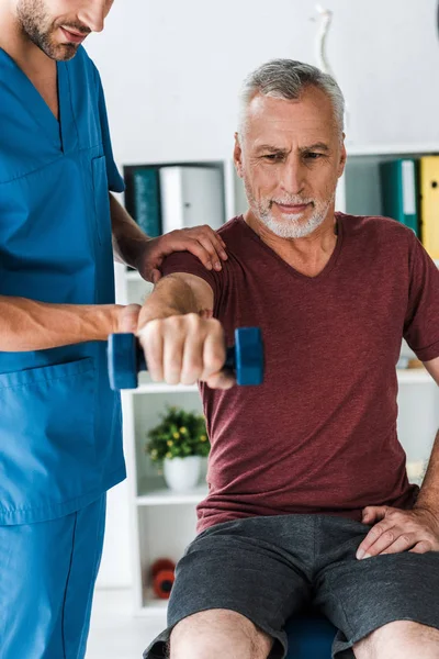 Visão Cortada Médico Barbudo Perto Homem Meia Idade Exercendo Com — Fotografia de Stock