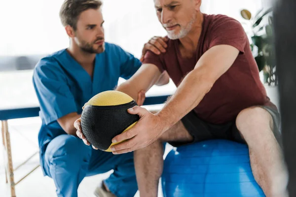 Enfoque Selectivo Del Paciente Maduro Haciendo Ejercicio Pelota Fitness Cerca — Foto de Stock