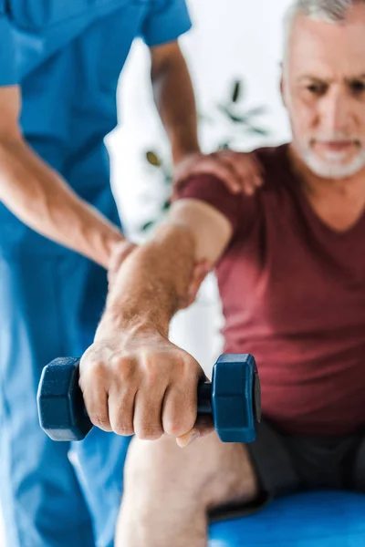 Selective Focus Mature Man Training Dumbbell Doctor — Stock Photo, Image