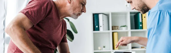 Colpo Panoramico Bel Medico Che Punta Con Dito Tablet Digitale — Foto Stock