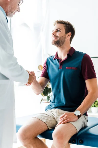 Lycklig Patient Skakar Hand Med Skäggiga Läkare Vit Päls — Stockfoto