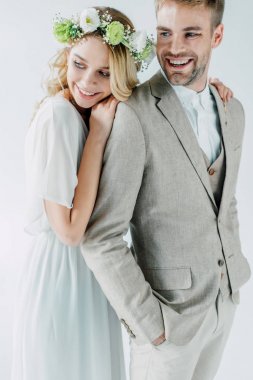 çekici gelin ve yakışıklı damat gülümseyerek ve uzağa bakıyor 