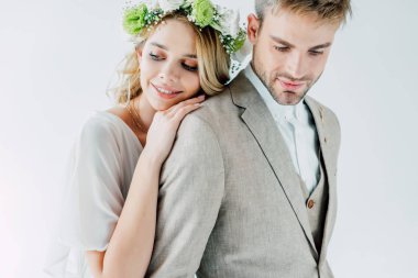 çekici gelin ve yakışıklı damat gülümseyerek ve uzağa bakıyor 