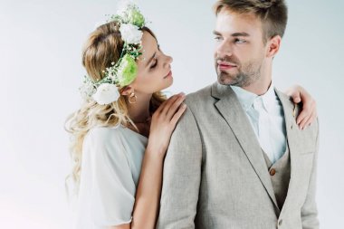 çekici gelin ve yakışıklı damat sarılma ve birbirlerine bakarak 