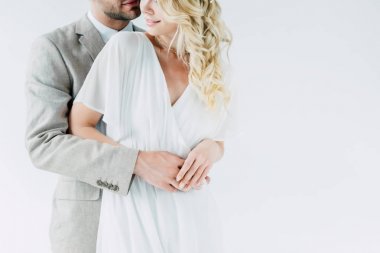 gelin ve damat sarılma ve gri izole el ele tutuşma kırpılmış görünümü