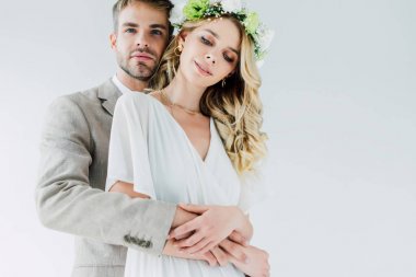 çekici gelin ve yakışıklı damat sarılma ve uzağa bakıyor 