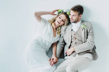 çekici gelin ve yakışıklı damat sarılma ve uzağa bakıyor 