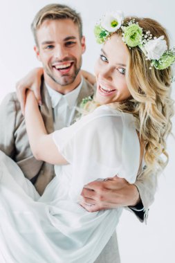 çekici gelin ve yakışıklı damat sarılma ve kameraya bakarak