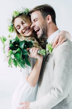 çekici gelin ve yakışıklı damat kapalı gözleri ile sarılma 