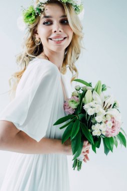 gelinlik ve çelenk beyaz izole buket tutan çekici gelin