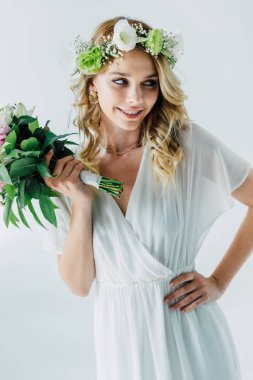 gelinlik ve çelenk beyaz izole buket tutan çekici gelin