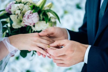 parmak alyans alyans koyarak damat kırpılmış görünümü 