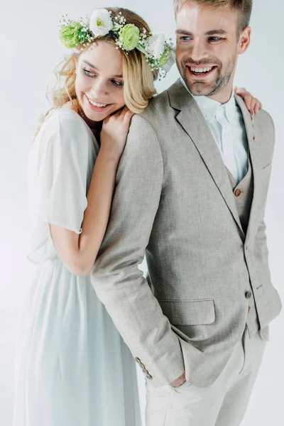 çekici gelin ve yakışıklı damat gülümseyerek ve uzağa bakıyor 