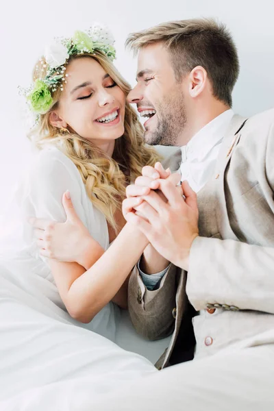 Attraktive Braut Und Schöner Bräutigam Händchen Haltend Mit Geschlossenen Augen — Stockfoto