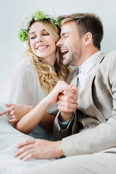 Aantrekkelijke Bruid Knappe Bruidegom Houden Handen Zoek Weg Geïsoleerd Grijs — Stockfoto