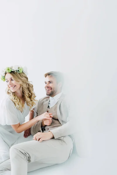 Attraente Sposa Bello Sposo Che Tiene Mano Guardando Altrove — Foto Stock