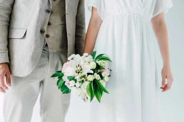 Oříznutý Pohled Nevěstu Kyticí Ženichem Obleku — Stock fotografie