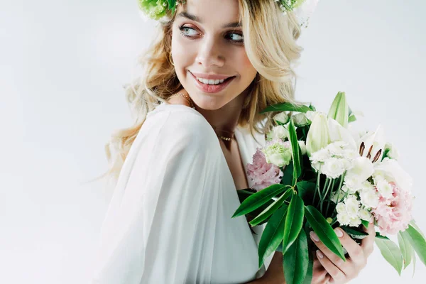 ウェディングドレスと花輪の魅力的な花嫁は 白に隔離された花束を保持 — ストック写真