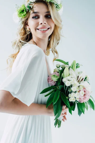 gelinlik ve çelenk beyaz izole buket tutan çekici gelin