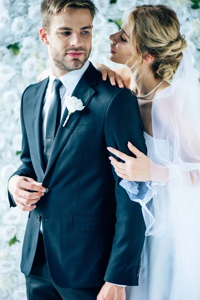 魅力的な花嫁とハンサムな花婿は抱きしめ お互いを見て — ストック写真