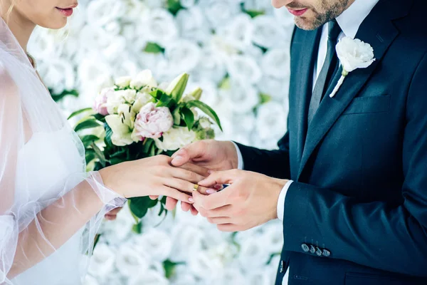 Vista Cortada Noivo Colocando Anel Casamento Dedo — Fotografia de Stock