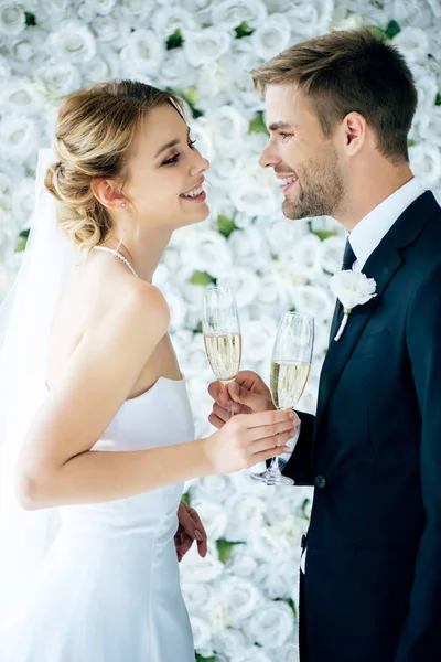 Přitažlivá Nevěsta Pohledný Ženich Úsměvem Cinčení Sklenicemi Šampaňského — Stock fotografie