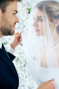 çekici gelin ve yakışıklı damat birbirlerine bakıyor 