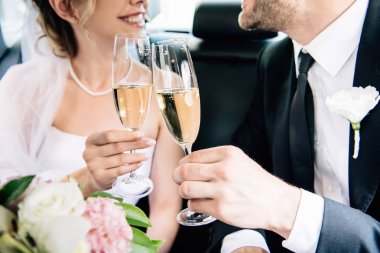 şampanya bardakları ile gelin ve damat klinking kırpılmış görünümü