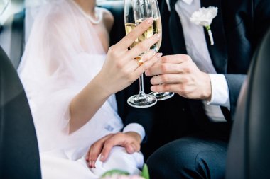 şampanya bardakları ile gelin ve damat klinking kırpılmış görünümü