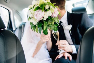 takım elbiseli damat seçici odak ve gelin buket tutan 