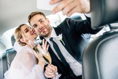 arabada selfie çeken çekici gelin ve yakışıklı damat 