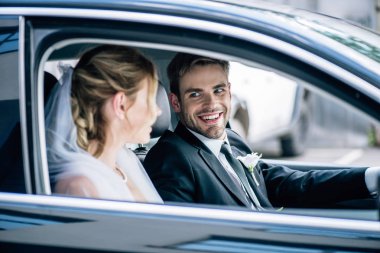 arabada gülümseyen gelin peçe ve damat çekici gelin seçici odak 