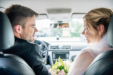 gelin peçe ve damat birbirlerine bakarak çekici gelin in arka görünümü 