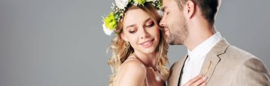 çekici gelin ve yakışıklı damat sarılma ve uzağa bakarak panoramik çekim 