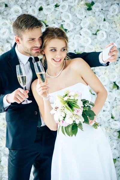 Attraente Sposa Bello Sposo Sorridente Prendendo Selfie — Foto Stock