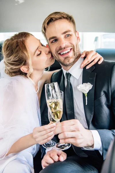 Attraktive Braut Und Schöner Bräutigam Küssen Und Klirren Mit Champagnergläsern — Stockfoto