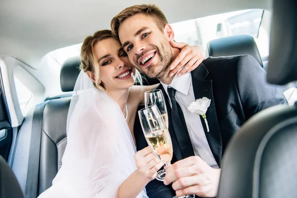 魅力的な花嫁とハンサムな花婿は シャンパングラスで抱きしめ クリンキング — ストック写真