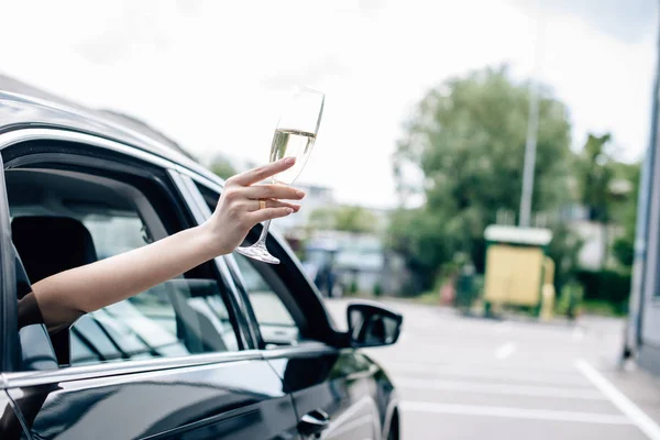 Bijgesneden Beeld Van Jonge Volwassen Bruid Holding Holding Champagne Glas — Stockfoto