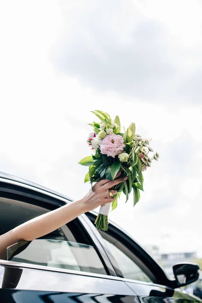 Abgeschnittene Ansicht Einer Jungen Erwachsenen Braut Mit Blumenstrauß — Stockfoto