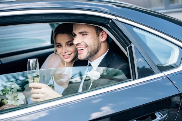 Aantrekkelijke Bruid Knappe Bruidegom Houden Champagne Glas — Stockfoto