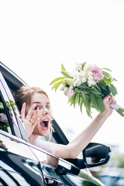 Attractive Blonde Bride Holding Bouquet Looking Camera — Stock Photo, Image