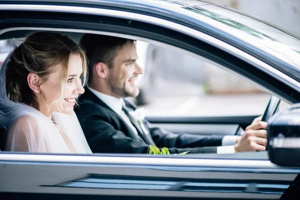 Selectieve Focus Van Aantrekkelijke Bruid Bruids Sluier Bruidegom Glimlachend Auto — Stockfoto