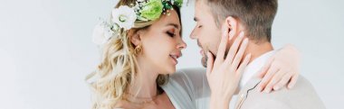 beyaz izole kapalı gözleri ile öpüşme çekici gelin ve yakışıklı damat panoramik çekim 